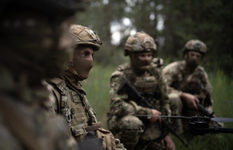 Des militaires ukrainiens dans la région de Dnipropetrovsk, en Ukraine, le 14 juin 2025. ( AFP / FLORENT VERGNES )