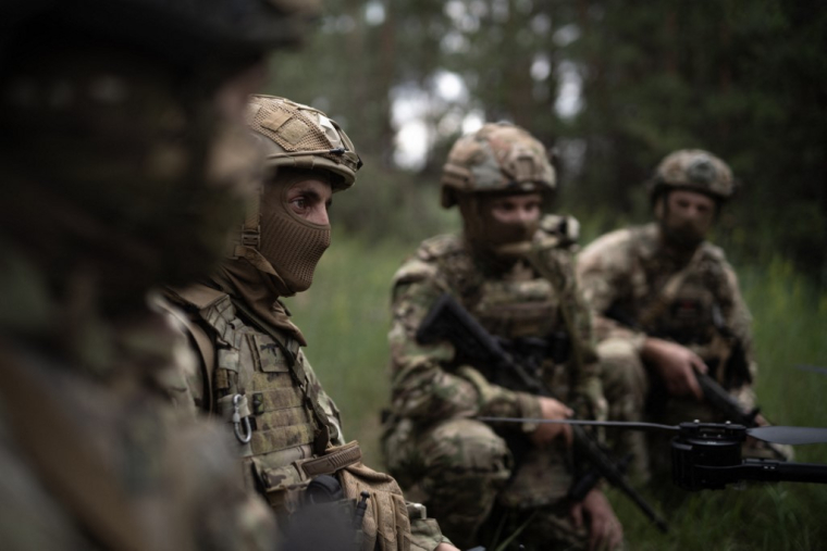 Des militaires ukrainiens dans la région de Dnipropetrovsk, en Ukraine, le 14 juin 2025. ( AFP / FLORENT VERGNES )