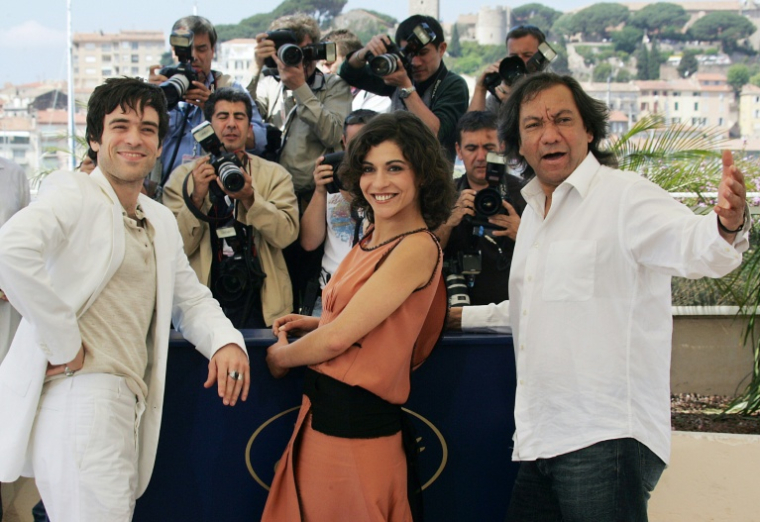 Le réalisateur Tony Gatlif (D), l'acteur français Romain Duris (G) et l'actrice belge Lubna Azabal posent lors d'une séance photo pour le film "Exils", le 19 mai 2004 à Cannes ( AFP / FRANCOIS GUILLOT )