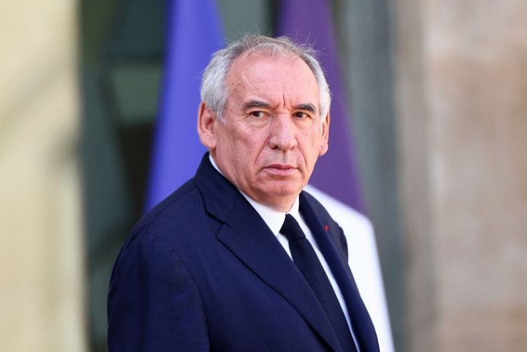 Bayrou "prêt à discuter" avec les chefs de partis politiques et de groupes parlementaires