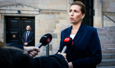 La Première ministre danoise Mette Frederiksen fait une déclaration à la presse après que des drones ont survolé  l'aéroport de Copenhague, le 23 septembre 2025 ( Ritzau Scanpix / Emil Nicolai Helms )