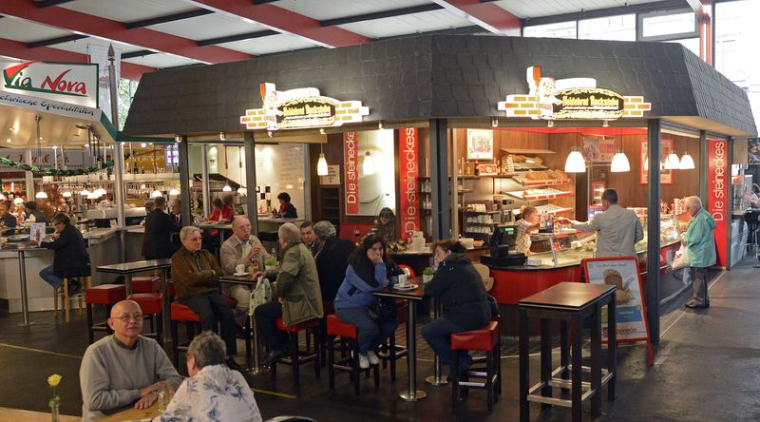 Des gens mangent dans une halle de marché dans le centre-ville de Hanovre