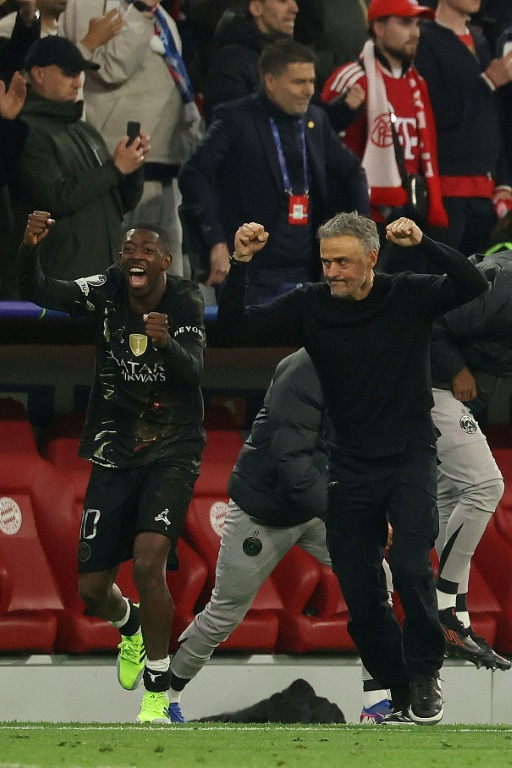 L'entraîneur du Paris SG Luis Enrique (D) et l'attaquant Ousmane Dembélé lors de la qualification pour la finale de la Ligue des champions aux dépens du Bayern Munich, le 6 mai 2026 à l'Allianz Arena ( AFP / Odd ANDERSEN )