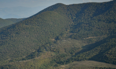 Des sites militaires azerbaïdjanais dans les forêts de la réserve naturelle de Shikahogh, vus depuis le village arménien de Srashen, le 22 octobre 2026 en Arménie ( AFP / STRINGER )