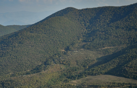 Des sites militaires azerbaïdjanais dans les forêts de la réserve naturelle de Shikahogh, vus depuis le village arménien de Srashen, le 22 octobre 2026 en Arménie ( AFP / STRINGER )