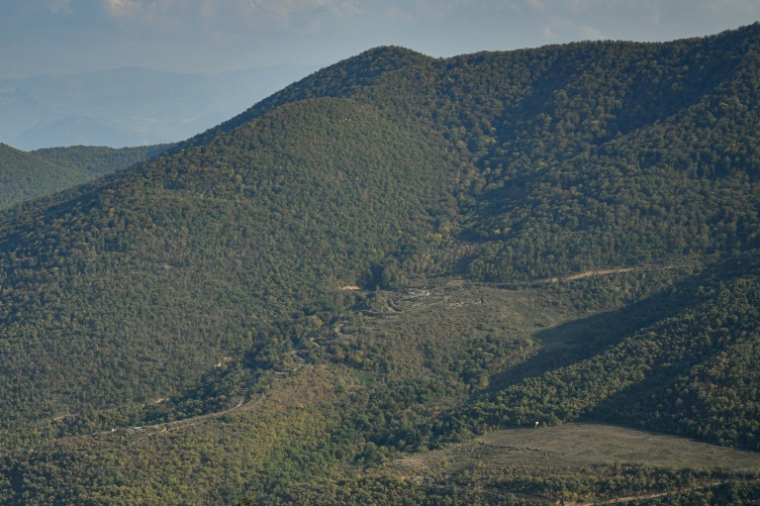 Des sites militaires azerbaïdjanais dans les forêts de la réserve naturelle de Shikahogh, vus depuis le village arménien de Srashen, le 22 octobre 2026 en Arménie ( AFP / STRINGER )