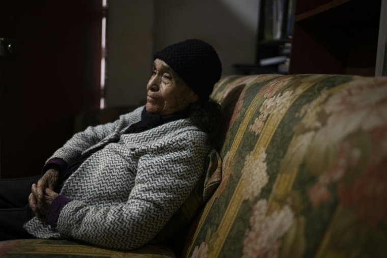 Esther Rodriguez, à l'origine de "La Selva Escondida" (La Jungle Cachée), photographiée chez elle dans le district de San Juan de Lurigancho, à Lima, le 9 juin 2025 ( AFP / Ernesto BENAVIDES )