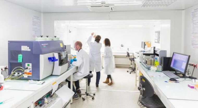 Un laboratoire de la biotech Innate Pharma. (© J.-M. Huron / Innate)