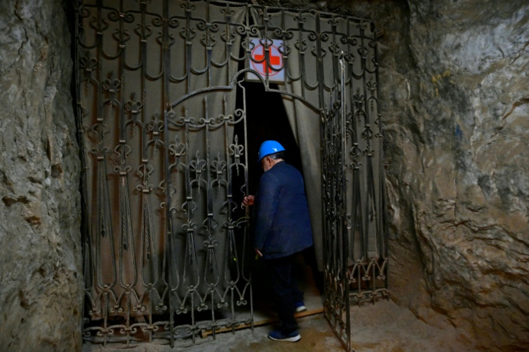 L'entrée du centre de soins pour patients souffrant de troubles respiratoires situé dans une mine de sel à Erevan, le 5 février 2026 ( AFP / KAREN MINASYAN )