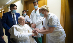 LE PAPE FRANÇOIS VA RESTER ENCORE QUELQUES JOURS À L'HÔPITAL