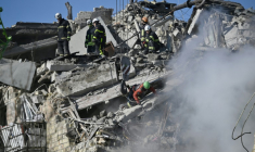 Des sauveteurs ukrainiens fouillent les décombres d'un immeuble résidentiel gravement endommagé lors d'une attaque massive de drones et de missiles russes sur Kiev, le 28 août 2025 ( AFP / Genya SAVILOV )