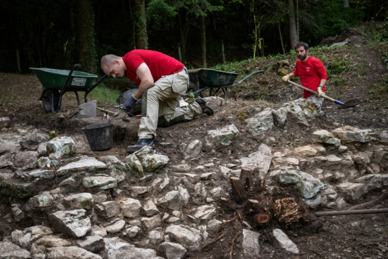 Des archéologues travaillent sur le site de fouilles du sanctuaire dédié à la déesse Sequana, à la source de la Seine à Source-Seine, en Côte-d'Or le 8 juin 2026 ( AFP / ARNAUD FINISTRE )