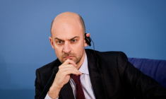 Le ministre des Affaires étrangères Jean-Noël Barrot prend part à une conférence de presse, le 15 janvier 2026 à Riga ( AFP / Gints Ivuskans )