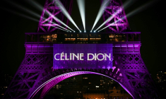 La tour Eiffel illuminée, le 30 mars 2026 à Paris, pour le 58e anniversaire de la chanteuse canadienne Céline Dion qui va faire son retour sur scène ( AFP / Anna KURTH )