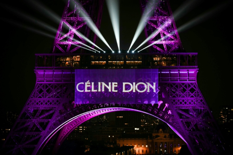 La tour Eiffel illuminée à Paris pour le 58e anniversaire de la chanteuse Céline Dion, le 30 mars 2026 à Paris ( AFP / Anna KURTH )