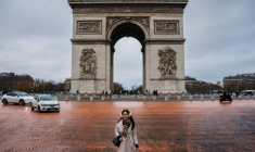 La place de l'Etoile à Paris a pris le 12 décembre 2025 une couleur orangée après avoir été aspergée de  peinture par des militants écologistes dénonçant le peu d'avancées, 10 ans après l'Accord de Paris sur le climat ( AFP / Dimitar DILKOFF )