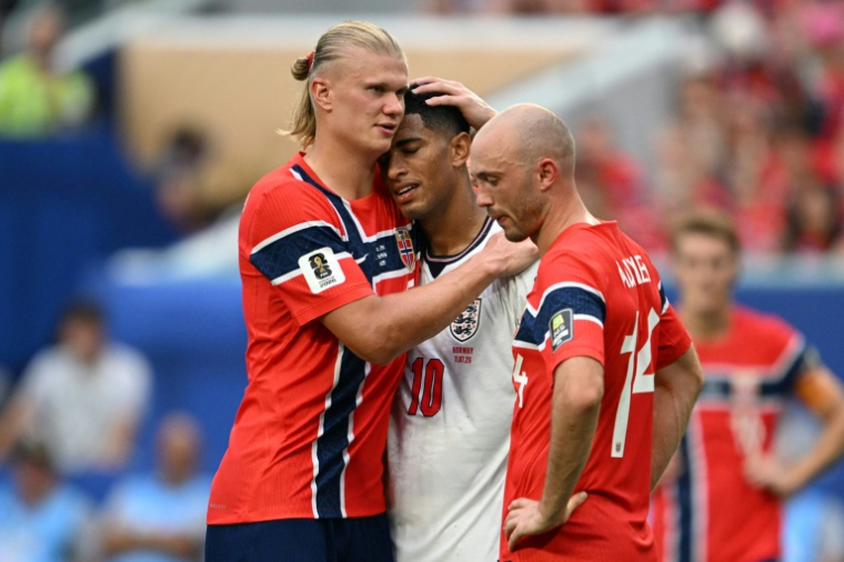 Le Norvégien Erling Haaland félicité l'Anglais Jude Bellingham à l'issue du quart de finale du Mondial, le 11 juillet 2026 à Miami ( AFP / ROBERTO SCHMIDT )