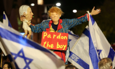 Un manifestant costumé comme Donald Trump tient une marionnette de Benjamin Netanyahu lors d'une manifestation en faveur de l'établissement d'une commission d'enquête nationale sur le 7-Octobre le 15 Novembre 2025 à Tel-Aviv. ( AFP / Jack GUEZ )