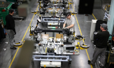 Des ouvriers assemblent des composants sur la chaîne de production du modèle Qashqai à l'usine automobile Nissan de Sunderland.