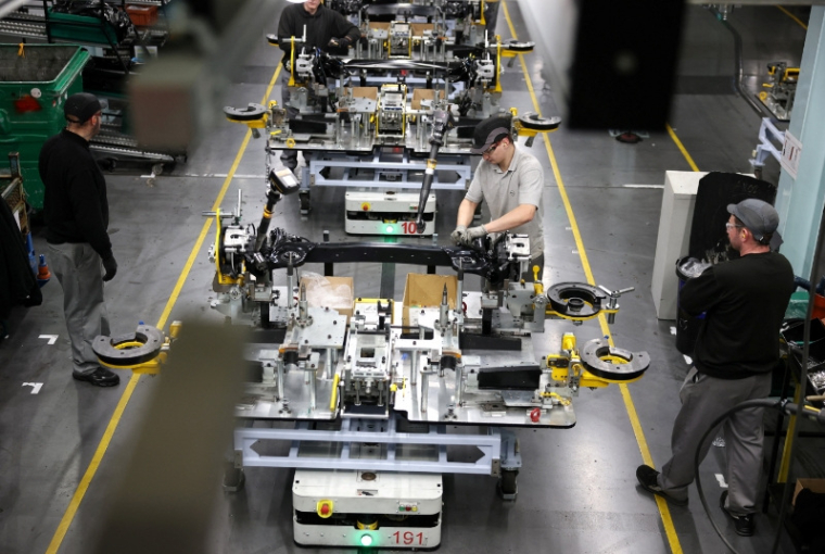 Des ouvriers assemblent des composants sur la chaîne de production du modèle Qashqai à l'usine automobile Nissan de Sunderland.