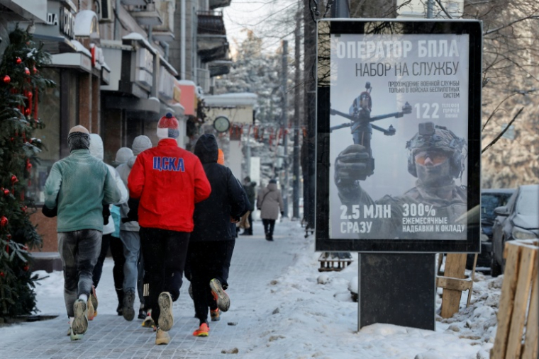 Une affiche faisant la promotion de contrats avec un unité de drones au sein de l'armée russe, dans une rue de Voronej, le 24 janvier 2026 en Russie ( AFP / TATYANA MAKEYEVA )