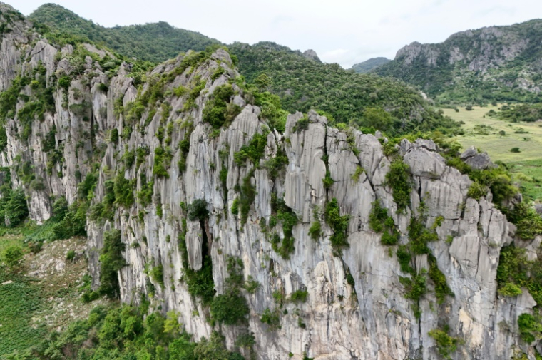 Vue aérienne du massif karstique de Phnom Proek, dans la province de Battambang, au Cambodge, où des zoologues recherchent de nouvelles espèces, le 22 juillet 2025 ( AFP / Suy SE )