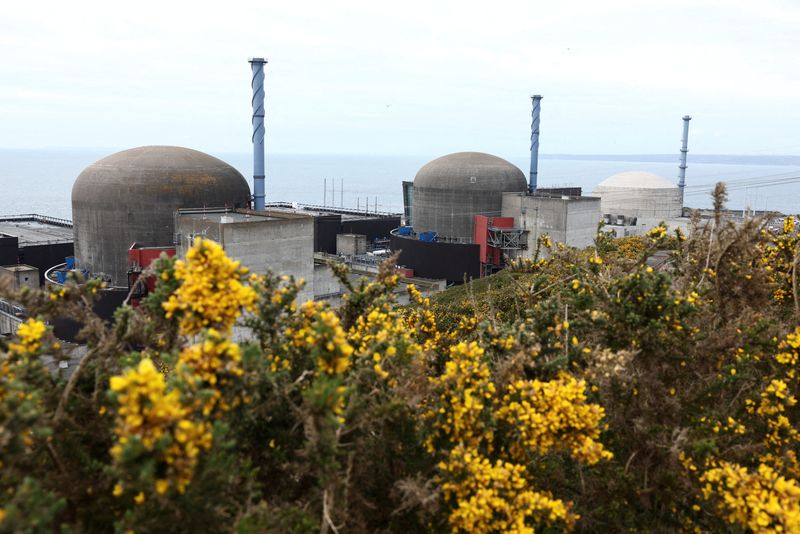 Vue générale des trois réacteurs de la centrale nucléaire de Flamanville, à Flamanville, en France