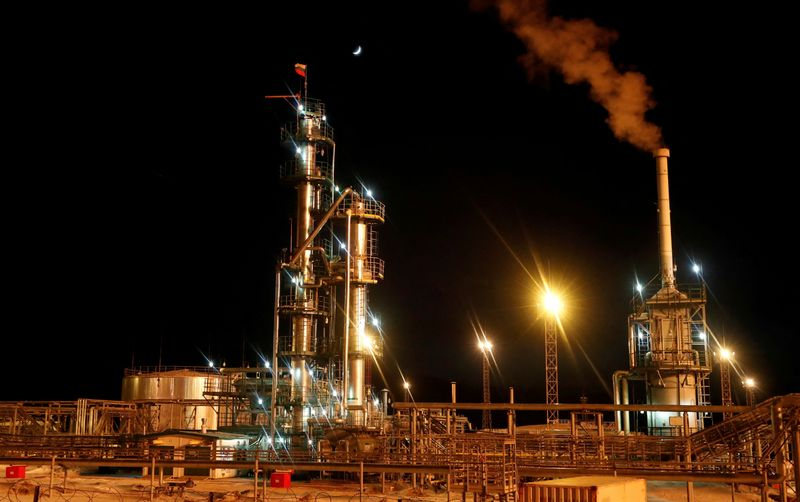 Le drapeau russe flotte sur le toit d'une centrale diesel