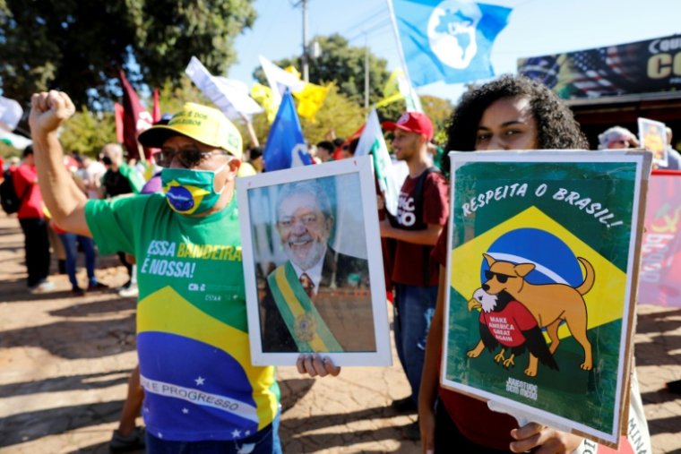 Manifestation à l'appel de l'Union nationale des étudiants (UNE) contre les taxes commerciales et les sanctions du gouvernement américain contre le Brésil, devant l'ambassade des États-Unis à Brasilia, le 1er août 2025 ( AFP / SERGIO LIMA )
