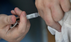 Vaccination contre les infections à papillomavirus humain dans un collège de Vern-sur-Seiche, en périphérie de Rennes, le 9 octobre 2023 ( AFP / Damien MEYER )