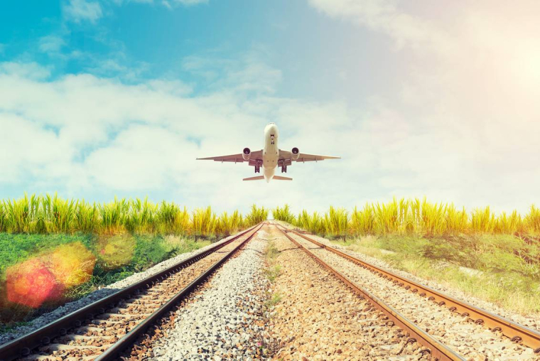 Le train de loin plus cher que l’avion-iStock-tawanlubfah