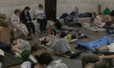 Des personnes se réfugient dans une station de métro lors des frappes aériennes russes sur Kiev, tôt dans la matinée du 2 juillet 2026 ( AFP / Roman PILIPEY )