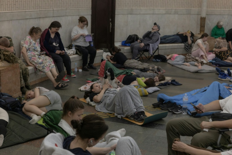 Des personnes se réfugient dans une station de métro lors des frappes aériennes russes sur Kiev, tôt dans la matinée du 2 juillet 2026 ( AFP / Roman PILIPEY )