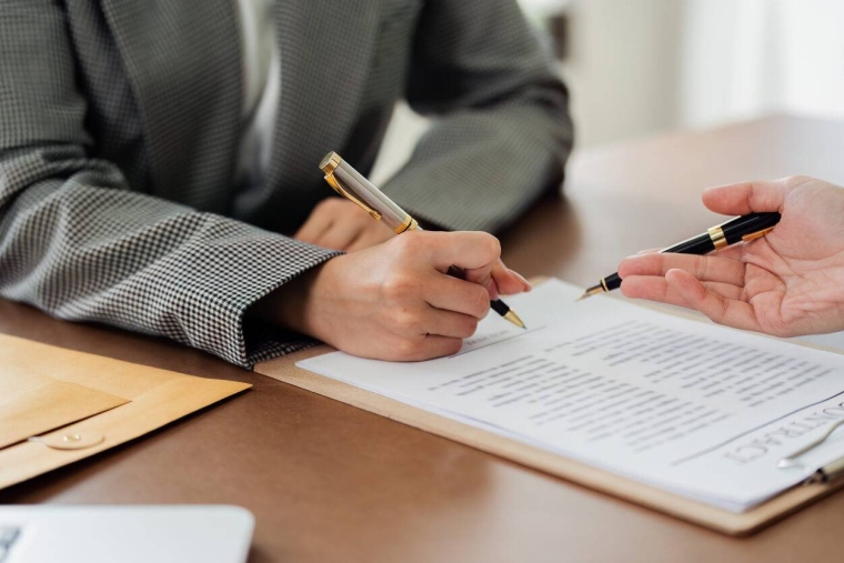 Exécuteur testamentaire : qui est-il et quelles sont ses missions ? / iStock.com - Worawee Meepian