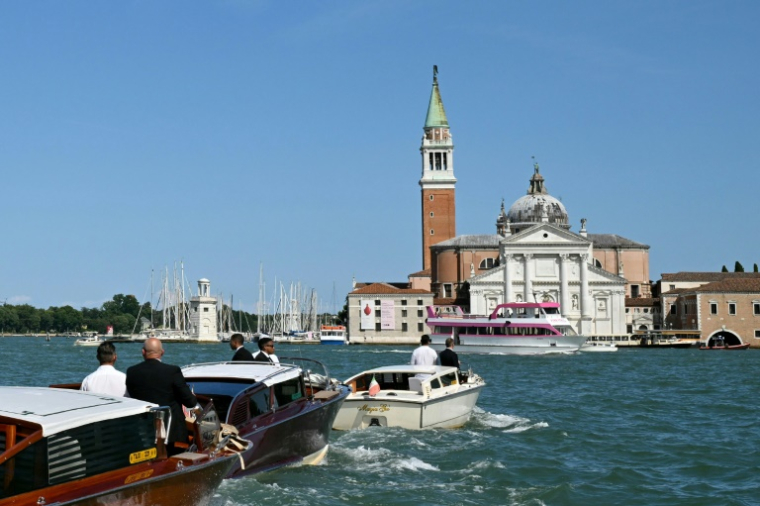 Le bateau transportant Lauren Sanchez (c) est escorté vers l'île San Giorgio Maggiore le jour de son mariage avec Jeff Bezos, le 27 juin 2025 à Venise ( AFP / Stefano Rellandini )