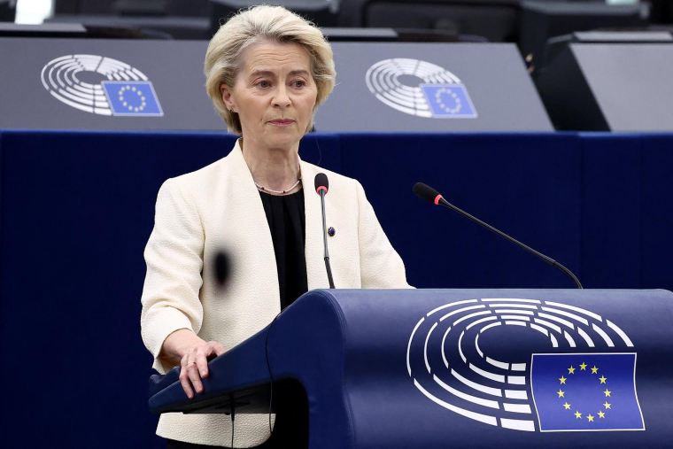 "Il est possible de conclure de bons accords au bénéfice des consommateurs et des entreprises des deux côtés de l’Atlantique. Dans le même temps, nous continuons à nous préparer à toutes les éventualités" a affirmé Ursula von der Leyen, le 8 mai 2025. ( AFP / FREDERICK FLORIN )