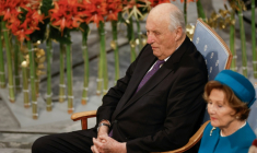 Le roi Harald V de Norvège et la reine Sonja de Norvège photographiés lors de la remise du prix Nobel de la paix 2024 à l'hôtel de ville d'Oslo, le 10 décembre 2024. ( AFP / Odd ANDERSEN )