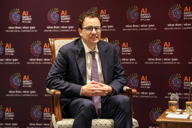 Le directeur général d'Anthropic, Dario Amodei, rencontre le président de la République Emmanuel Macron, le 19 février 2026 à New Delhi ( AFP / Ludovic MARIN )