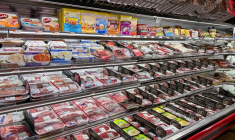 Des produits sont exposés dans une épicerie à Manhattan, New York