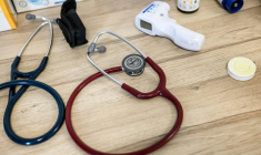 L'Assurance maladie a observé une "nette reprise" de l'installation de médecins généralistes libéraux en 2025, qui a augmenté de 32% par rapport à 2024  ( AFP / JEFF PACHOUD )