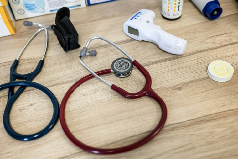 L'Assurance maladie a observé une "nette reprise" de l'installation de médecins généralistes libéraux en 2025, qui a augmenté de 32% par rapport à 2024  ( AFP / JEFF PACHOUD )