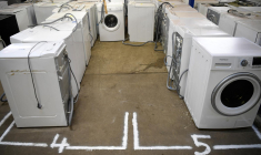 Le téléphone portable, le lave-linge et le lave-vaisselle sont les équipements pour lesquels les consommateurs ont fait le plus appel au bonus réparation. ( AFP / DAMIEN MEYER )