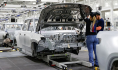 Des employés travaillent sur une chaîne de montage dans l'usine de véhicules électriques de la startup Rivian Automotive à Normal, Illinois