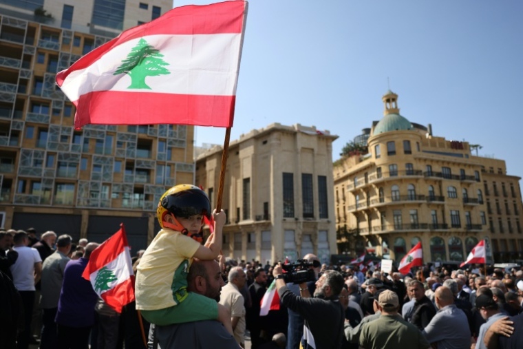 Manifestation d'habitants contre les destructions dans leurs villages dans le sud du Liban et l’interdiction de rentrer chez eux imposée par l’armée israélienne, à Beyrouth, le 30 avril 2026 ( AFP / Anwar AMRO )