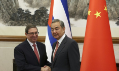 Le ministre chinois des Affaires étrangères Wang Yi (d) et le ministre cubain des Affaires étrangères Bruno Rodriguez Parrilla se serrent la main avant leur rencontre à la maison d'hôtes d'Etat Diaoyutai à Pékin, le 12 mai 2025 ( POOL / FLORENCE LO )