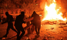 Des protestataires alimentent un feu boulevard Haussmann lors d'une manifestation contre la vie chère à Paris, le 17 octobre 2026  ( AFP / Guillaume Saligot )