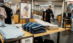 Des personnes font leurs achats au grand magasin Macy's à Manhattan à New York