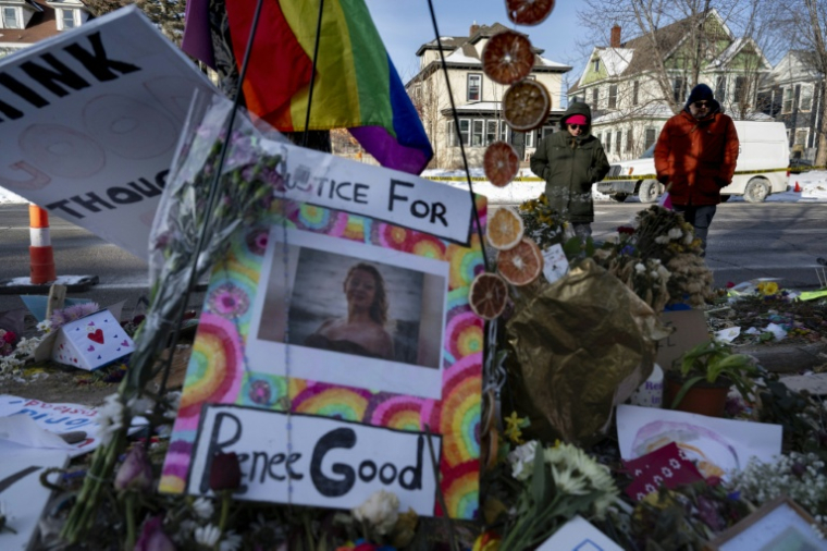 Un mémorial en hommage à Renee Good, abattue par des agents fédéraux de la police de l'immigration, le 26 janvier 2026 à Minneapolis, dans le Minnesota ( AFP / ROBERTO SCHMIDT )