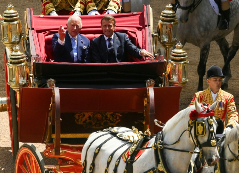 Le président français Emmanuel Macron et le roi Charles III en calèche lors d'une cérémonie d'accueil au château de Windsor, à l'ouest de Londres, le 8 juillet 2025 ( POOL / Jaimi Joy )