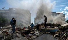 Secouristes et bénévoles recherchent des survivants à La Guaira, dans l’État de La Guaira, au Venezuela, le 28 juin 2026, à la suite de deux séismes ( POOL / Miguel MEDINA )